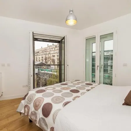 Three Of 1076 Sq. Ft. Eiffel Tower Appartement *